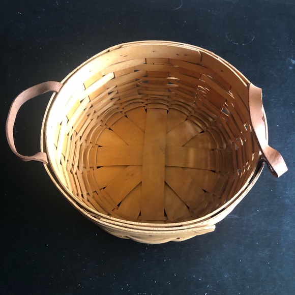 Longaberger Accents Longaberger Round Basket With Leather Handles